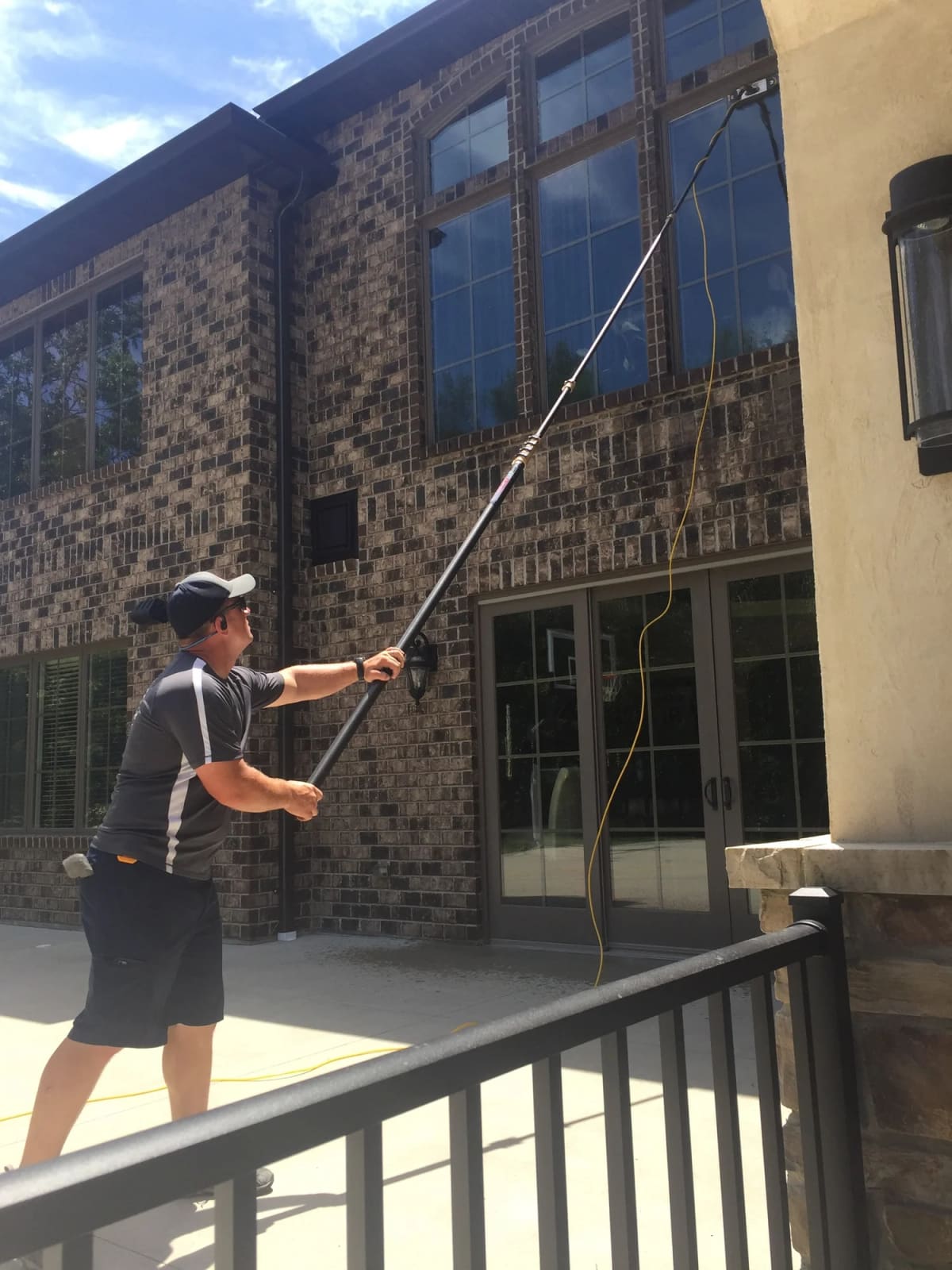 Cleaning upper windows from the ground